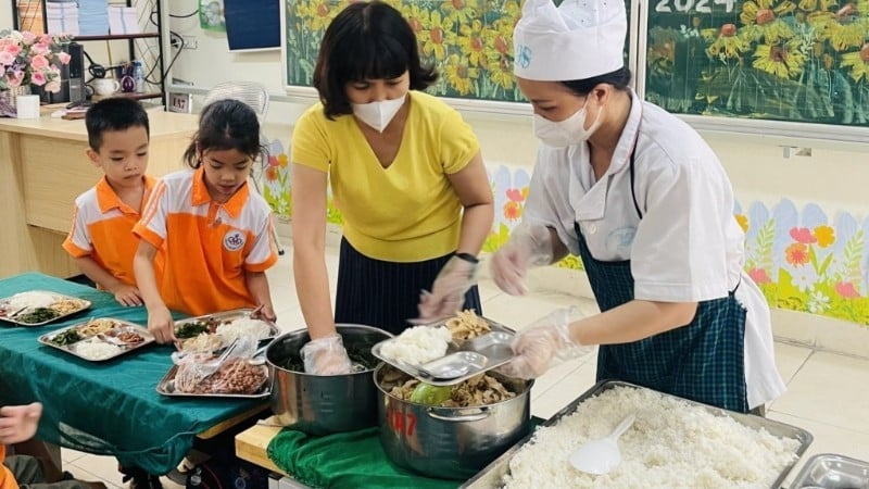 Van Yen İlkokulu'nda (Hanoi) öğrencilere yemek dağıtımı.