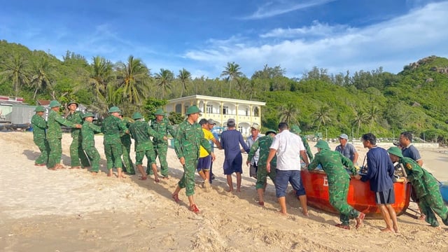 ការទប់ស្កាត់ព្យុះលេខ ១៣ កាល់ម៉ាហ្គី៖ Gia Lai ឲ្យសិស្សនៅផ្ទះពីសាលា - រូបថត ១. Phòng tránh bão số 13 Kalmaegi: Gia Lai cho học sinh nghỉ học- Ảnh 1.