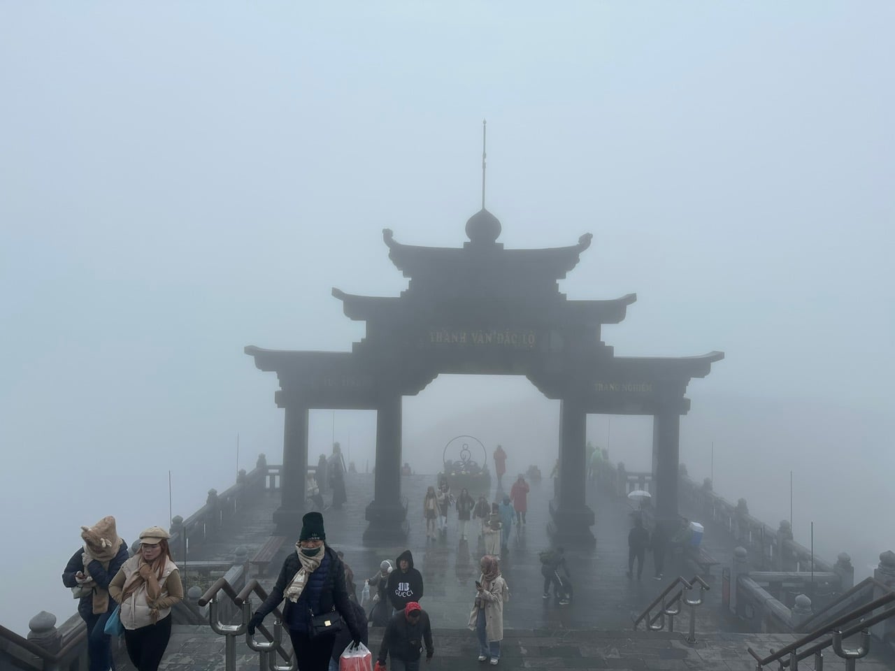 Mây săn người trên đỉnh Fansipan - Ảnh 2.