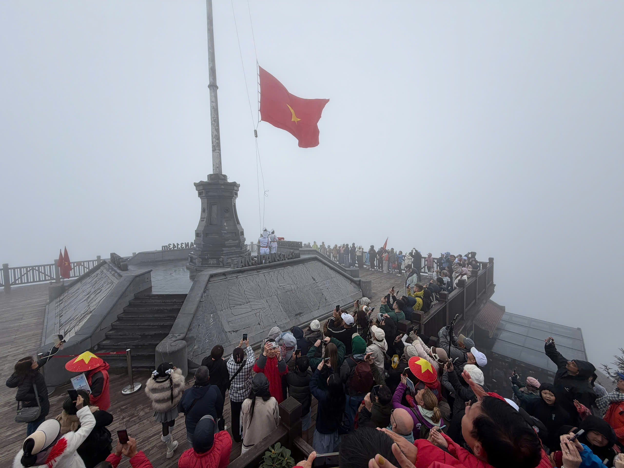 Mây săn người trên đỉnh Fansipan - Ảnh 4.