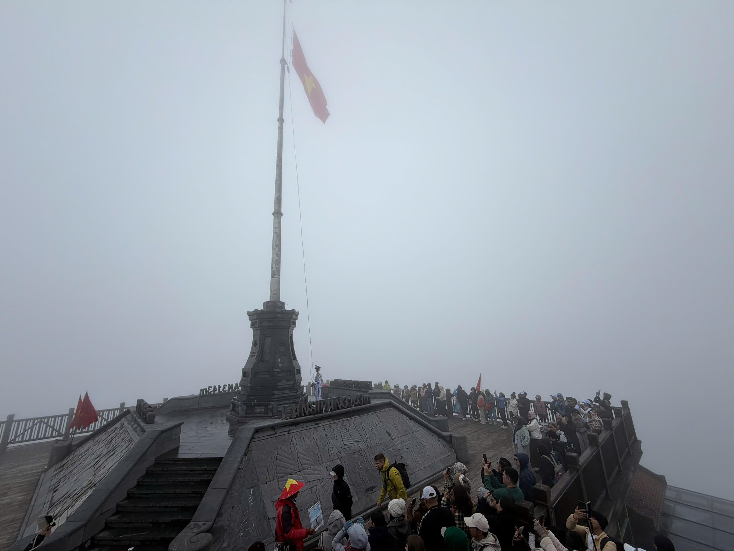 Mây săn người trên đỉnh Fansipan - Ảnh 6.