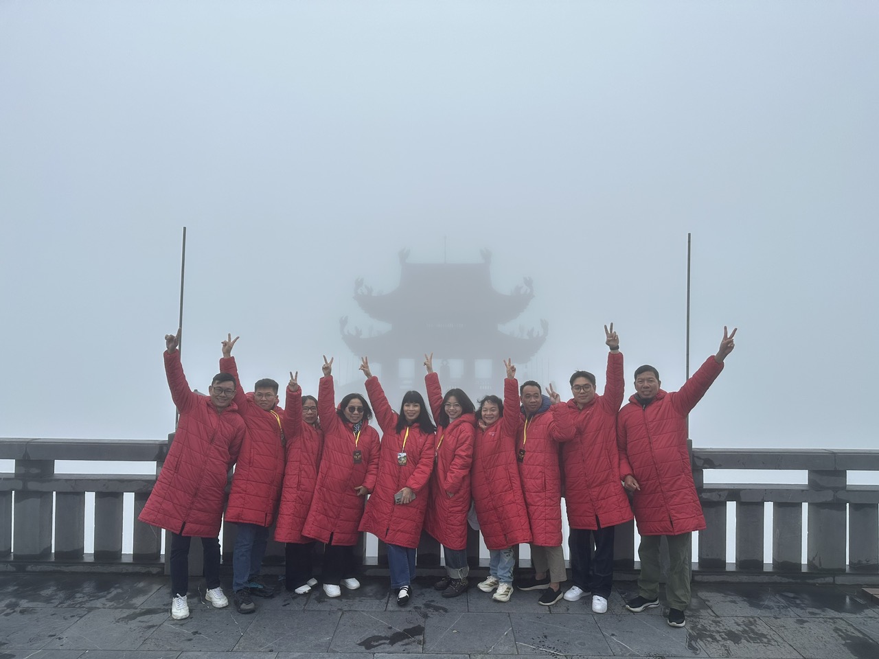 Mây săn người trên đỉnh Fansipan - Ảnh 7.