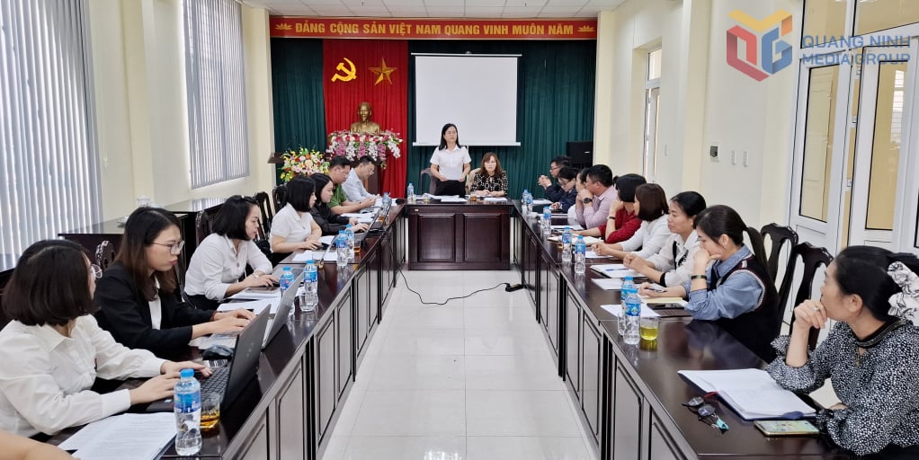 ក្រុមការងារអន្តរផ្នែកដែលដឹកនាំដោយធានារ៉ាប់រងសង្គមខេត្តបានធ្វើការជាមួយសហគ្រាសចំនួន 15 ដែលមានបំណុលធានារ៉ាប់រងសង្គមនៅវួដ Uong Bi, Vang Danh និង Yen Tu, ខែតុលា ឆ្នាំ 2025។