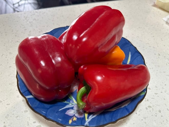 ម្ទេសប្លោកសម្បូរទៅដោយវីតាមីន C ដែលជួយជំរុញការផលិតកោសិកាភាពស៊ាំ។ (រូបថត៖ Vietnam+) ot-chuong-247.jpg