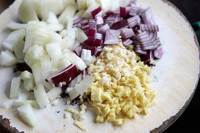 ខ្ទឹមស និងខ្ទឹមបារាំងគឺជាគ្រឿងទេសពីរប្រភេទដែលជួយប្រឆាំងនឹងការរលាក។ (រូបថត៖ iStock) toi-va-hanh-tay-bam-nho.jpg