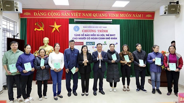 bhxh-vn-tang-bhyt-card-cho-cac-cac-caan-khan-difficult-situation.jpg