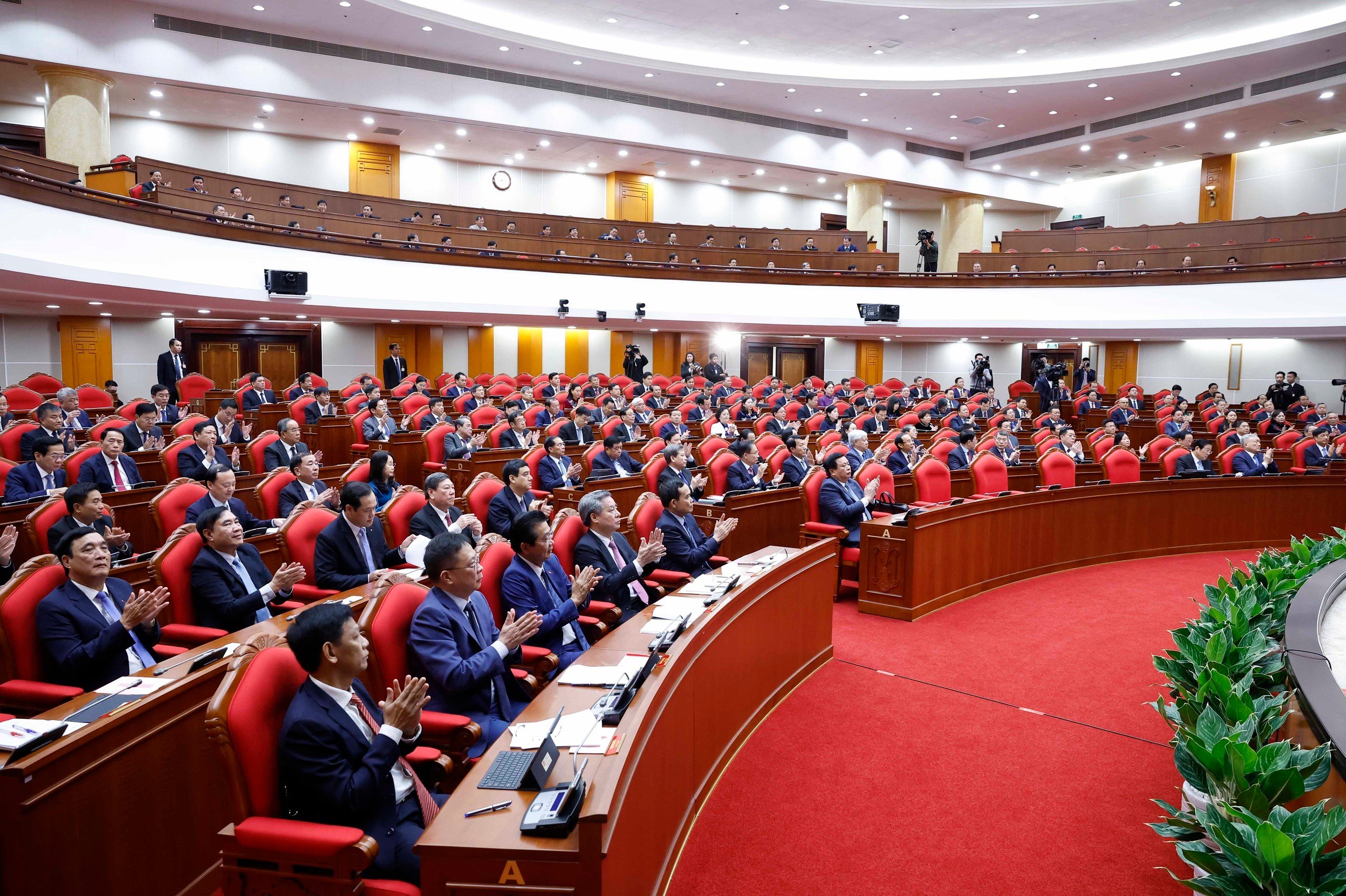 Trung ương Đảng giới thiệu nhân sự Bộ Chính trị, Ban Bí thư khóa XIV- Ảnh 3.