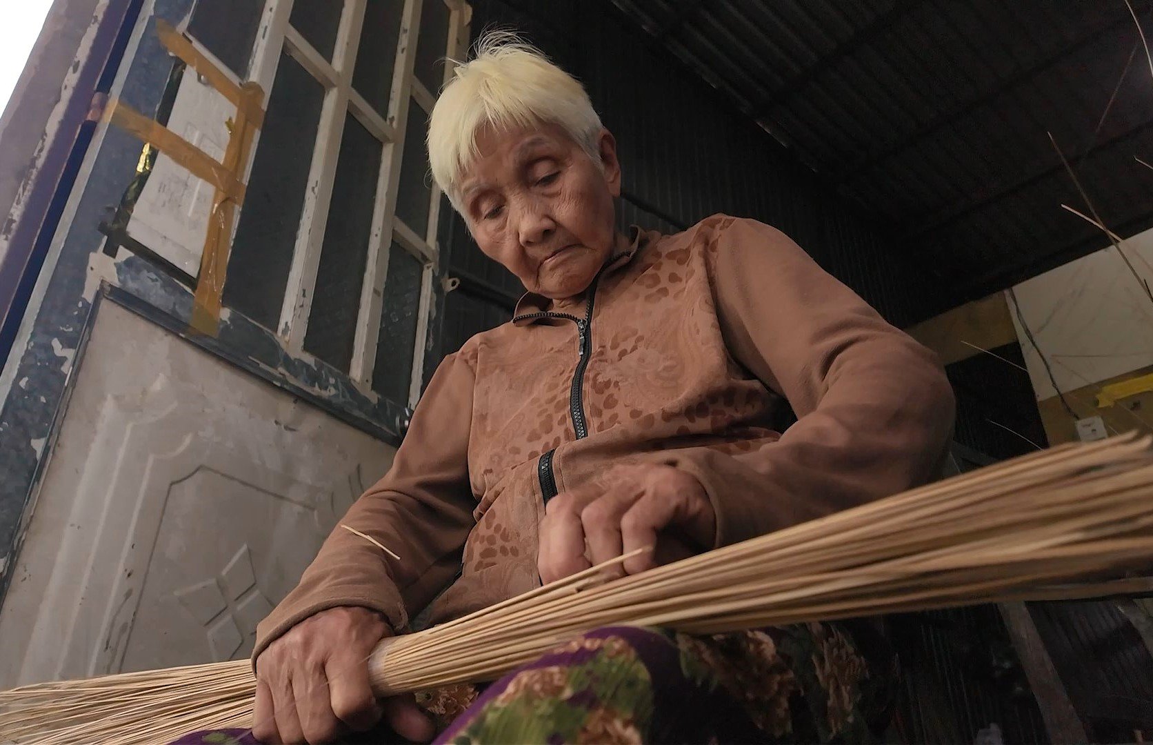 Meski usianya sudah lanjut, Ibu Hanh tetap menjadi pencari nafkah tunggal bagi keluarganya, mengurus anak dan cucu-cucunya yang lumpuh.