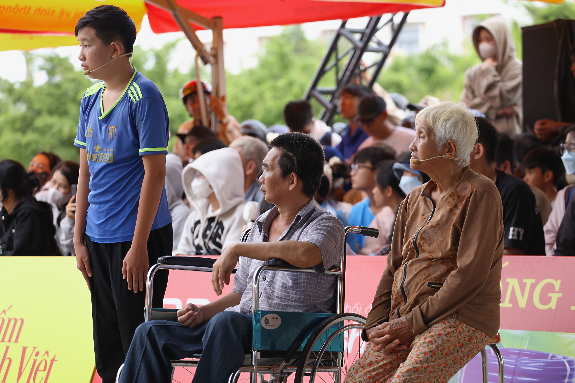 Nguyen Quoc Thai bersama ayahnya di kursi roda dan neneknya - satu-satunya dua kerabat dalam hidupnya.