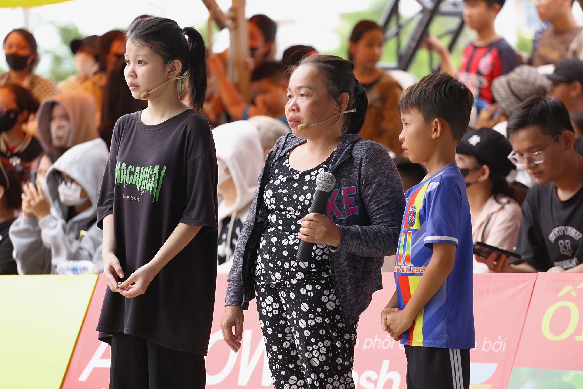 Ibu Nguyen Thi Kim Chung memiliki kelainan bawaan namun tetap bekerja sebagai pembantu setiap hari untuk membesarkan kedua anaknya.