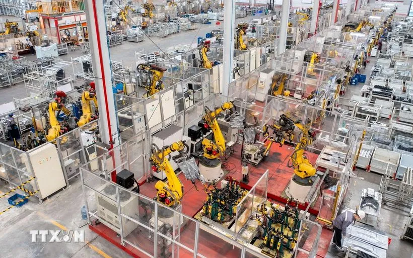 Wnętrze fabryki pojazdów elektrycznych w prowincji Zhejiang (Chiny). (Zdjęcie: THX/TTXVN) Bên trong nhà máy sản xuất xe điện ở tỉnh Chiết Giang (Trung Quốc). (Ảnh: THX/TTXVN)