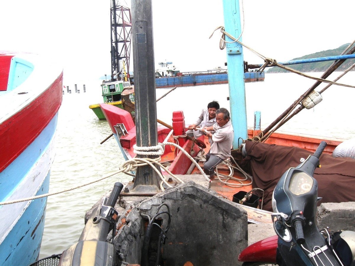 Tàu cá của ngư dân Gia Lai về neo đậu tránh trú bão số 13 tại các cảng cá tuân thủ đúng vị trí, cự ly và các biện pháp kỹ thuật theo ngành chức năng hướng dẫn. Ảnh: V.Đ.T.