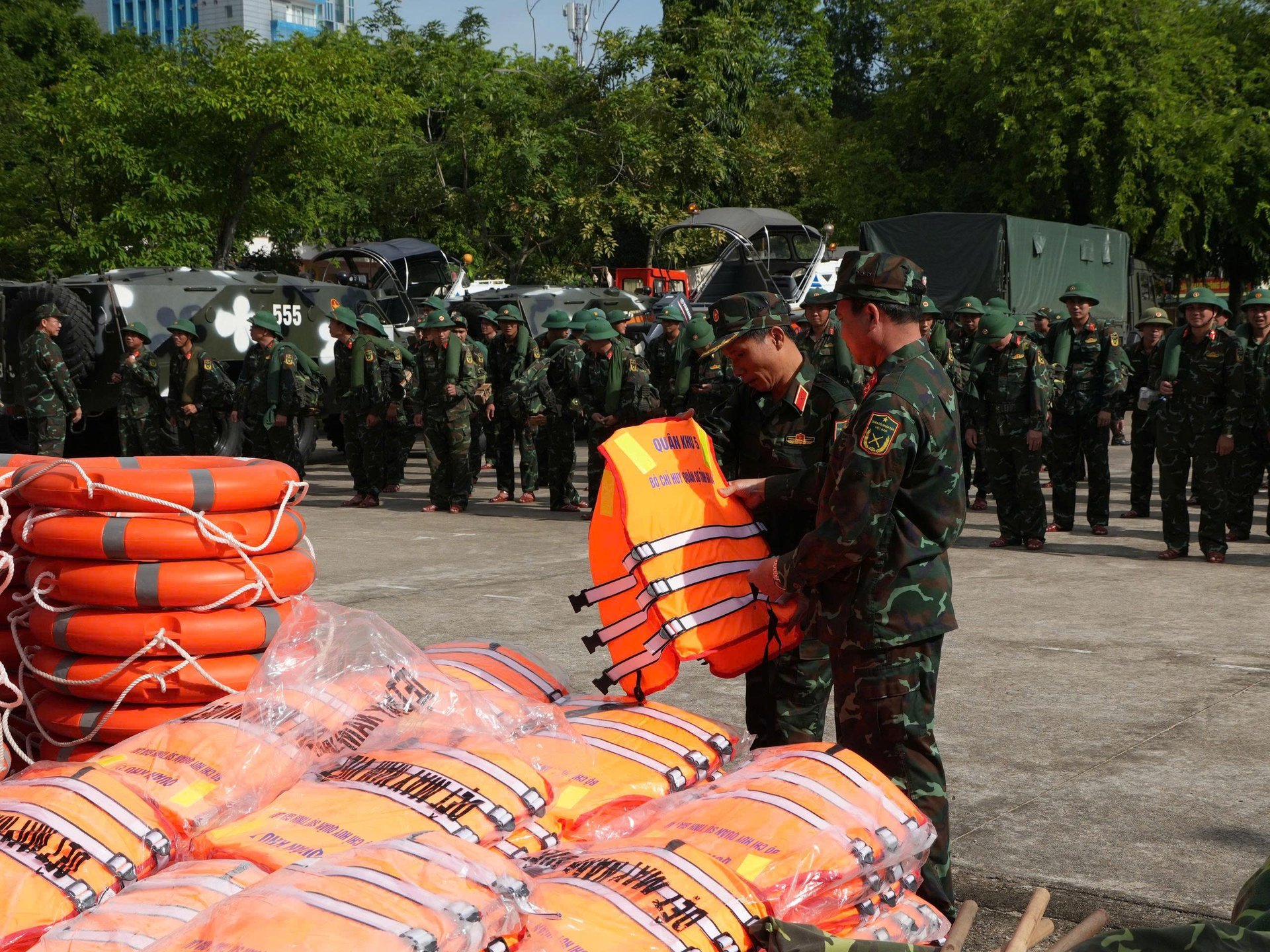 משמר הגבול של מחוז ג'יה לאי מתכוננים להגיב לסופה מספר 13. צילום: תורם. Lực lượng biên phòng tỉnh Gia Lai chuẩn bị công tác ứng phó bão số 13. Ảnh: CTV.