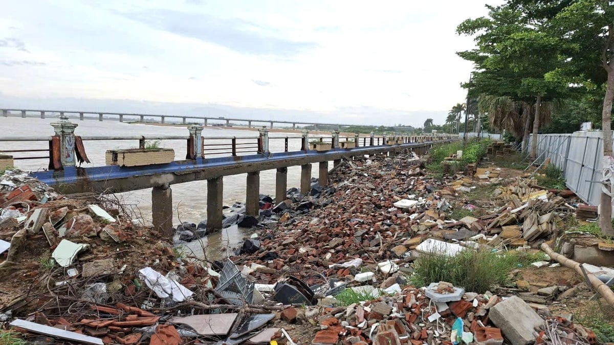 Kè Bạch Đằng, phường Tuy Hòa bị sóng đánh moi sâu vào đường đi, uy hiếp khu dân cư. Ảnh: Mạnh Hoài Nam.