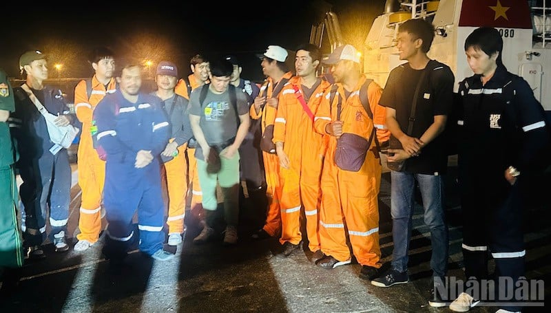 12 členů posádky lodi Star Bueno uvízlých ve vodách Dung Quat opouští loď. Foto: Nhan Dan