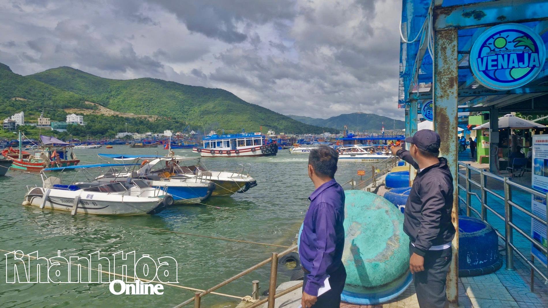 យានជំនិះនៅឈូងសមុទ្រ Nha Trang ។