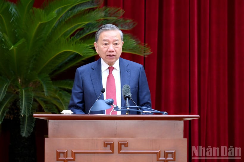 Generalsekreterare To Lam håller öppningstalet vid den 14:e konferensen för den 13:e partiets centralkommitté. (Foto: DANG KHOA)