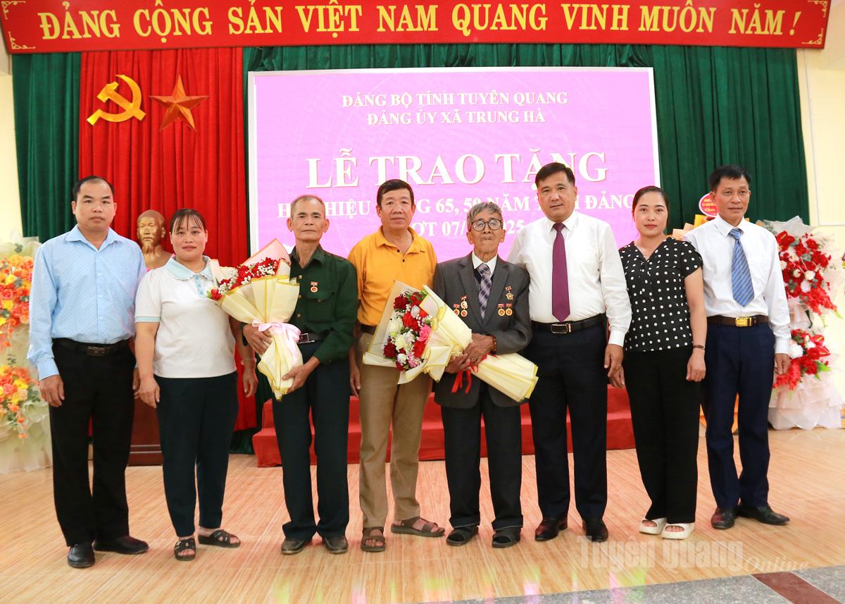 하우민로이 성 인민위원회 상임부위원장이 당원들과 당 배지를 받으며 기념사진을 찍었습니다.