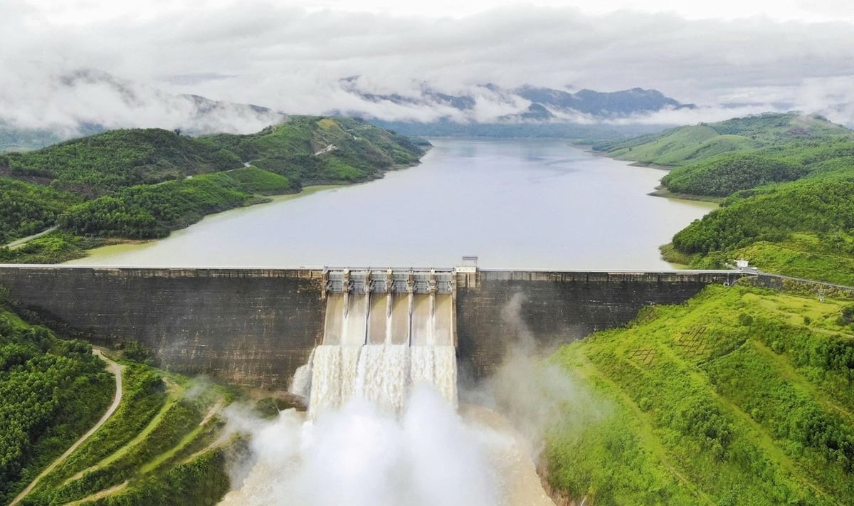 La central hidroeléctrica Song Tranh 2 opera de forma segura, contribuyendo a la regulación de inundaciones y a la protección de las zonas aguas abajo durante las fuertes lluvias de octubre de 2025. Foto: EVNGENCO1. Nhà máy Thủy điện Sông Tranh 2 vận hành an toàn, góp phần điều tiết giảm lũ và bảo vệ hạ du trong các đợt mưa lớn tháng 10/2025. Ảnh: EVNGENCO1.