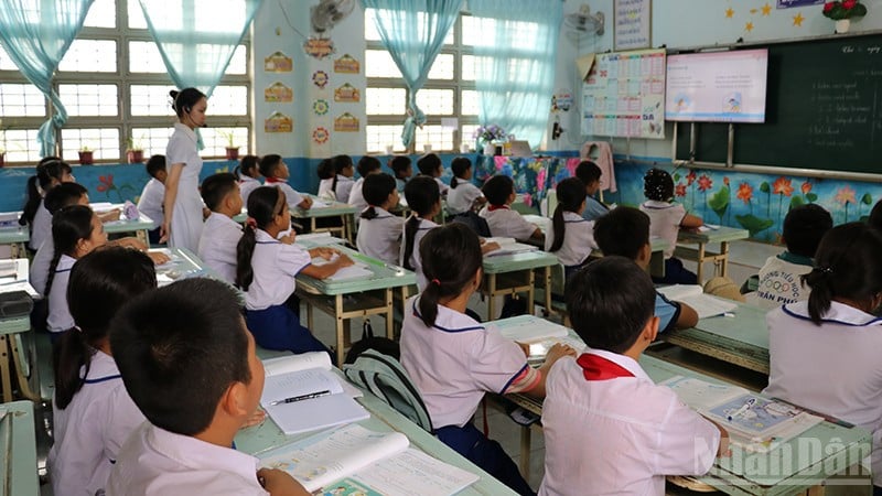 English classroom equipped with television at Tran Phu Primary School, Ia Dom commune.