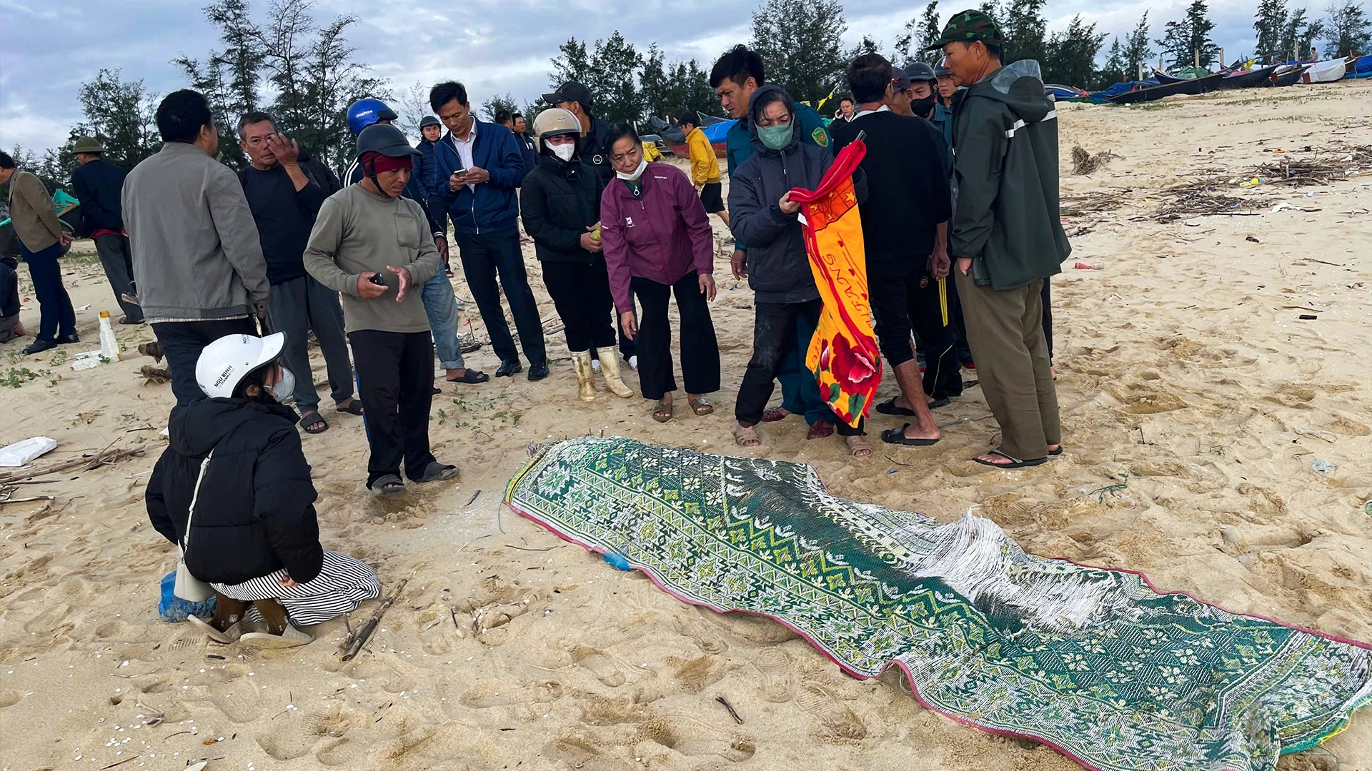 Тело жертвы П.К.Х. вынесло на пляж района Бакзянь. Фото: Т.Х.