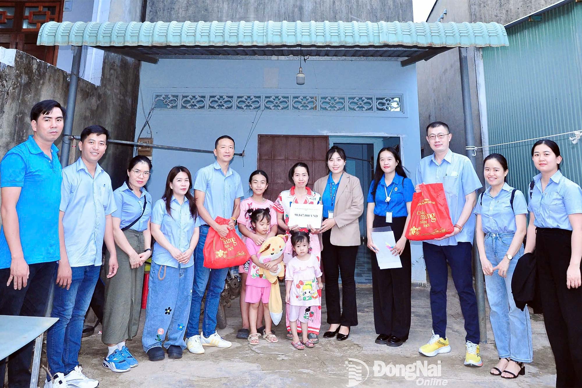 Zástupci odborového svazu a vedoucí představitelé společnosti New Apparel Far Eastern Vietnam Co., Ltd. (průmyslový park Bac Dong Phu) navštívili a podpořili pracovníky v obtížných situacích. Foto: Odborový svaz