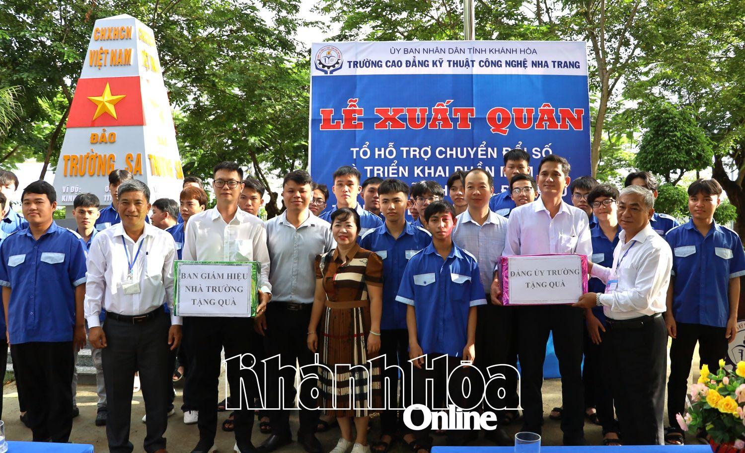 ថ្នាក់ដឹកនាំនៃមហាវិទ្យាល័យបច្ចេកវិទ្យា Nha Trang បានផ្តល់អំណោយលើកទឹកចិត្តដល់សាស្ត្រាចារ្យ និងសិស្សានុសិស្សដែលចូលរួមក្នុងការគាំទ្រការបំប្លែងឌីជីថល និងការដាក់ឱ្យប្រើប្រាស់កម្មវិធី KPI នៅក្នុងឃុំ។