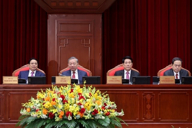 El secretario general To Lam, el presidente Luong Cuong, el primer ministro Pham Minh Chinh y el presidente de la Asamblea Nacional, Tran Thanh Man, asistieron a la conferencia. Foto: VGP/Nhat Bac. Tổng Bí thư Tô Lâm, Chủ tịch nước Lương Cường, Thủ tướng Phạm Minh Chính, Chủ tịch Quốc hội Trần Thanh Mẫn dự Hội nghị. Ảnh: VGP/Nhật Bắc.