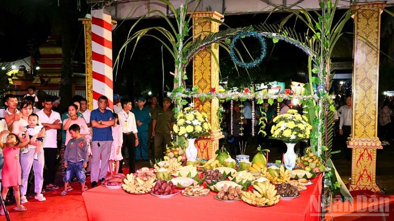 ពិធី​គោរព​ព្រះ​ច័ន្ទ​របស់​ប្រជាពលរដ្ឋ​ខ្មែរ​ភាគ​ខាង​ត្បូង​នៅ​វត្ត Kh'Leang សង្កាត់ Soc Trang ក្រុង Can Tho។