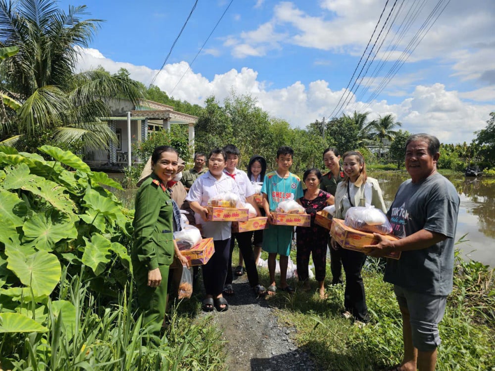 Полиция коммуны Бен-Кау дарит подарки семьям, пострадавшим от наводнений