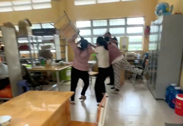 Tây Ninh: Tạm đình chỉ thầy giáo “ làm chuyện xấu” với nữ sinh - Ảnh 1.