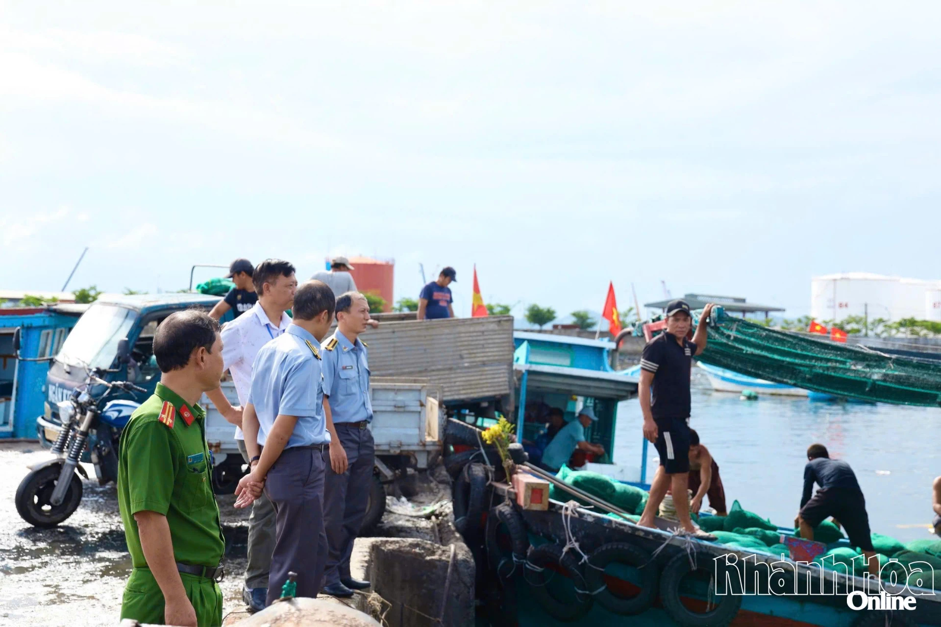 Lãnh đạo UBND phường Cam Linh cùng lực lượng chức năng kiểm tra công tác phòng chống bão tại Cảng Đá Bạc