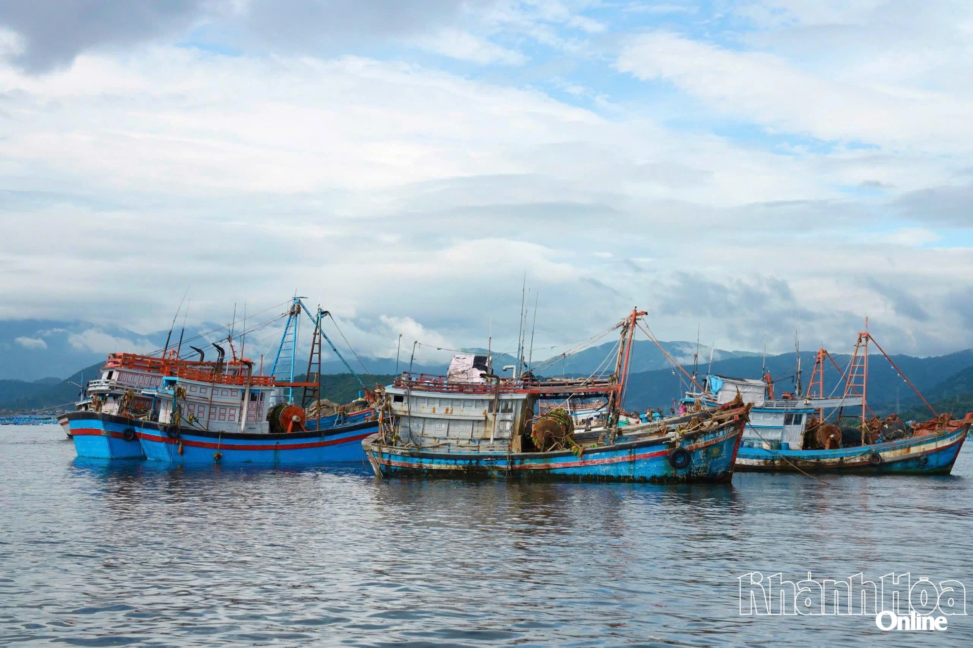 Tàu tránh trú bão tại Cảng Đá Bạc