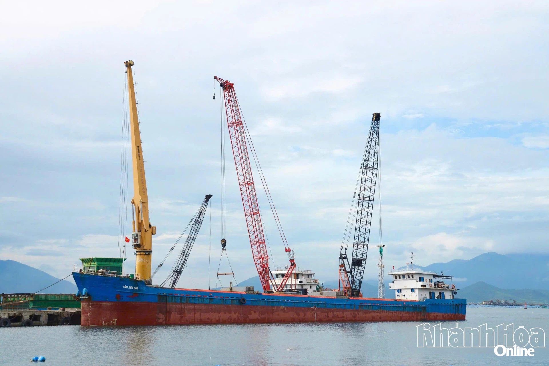 Lãnh đạo UBND phường Cam Linh yêu cầu Công ty Cổ phần Cảng Cam Ranh có biện pháp gia cố tàu, hạ cẩu để đảm bảo an toàn