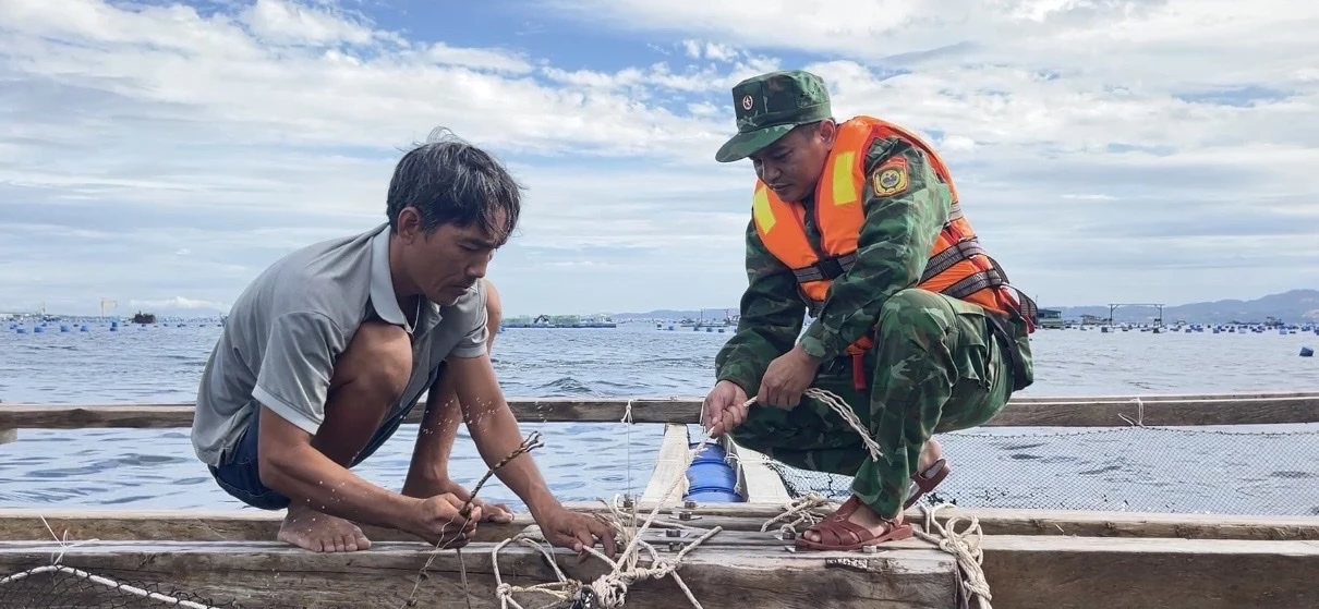 Bộ đội biên phòng giúp ngư dân gia cố lồng bè trên vùng biển phường Bắc Cam Ranh