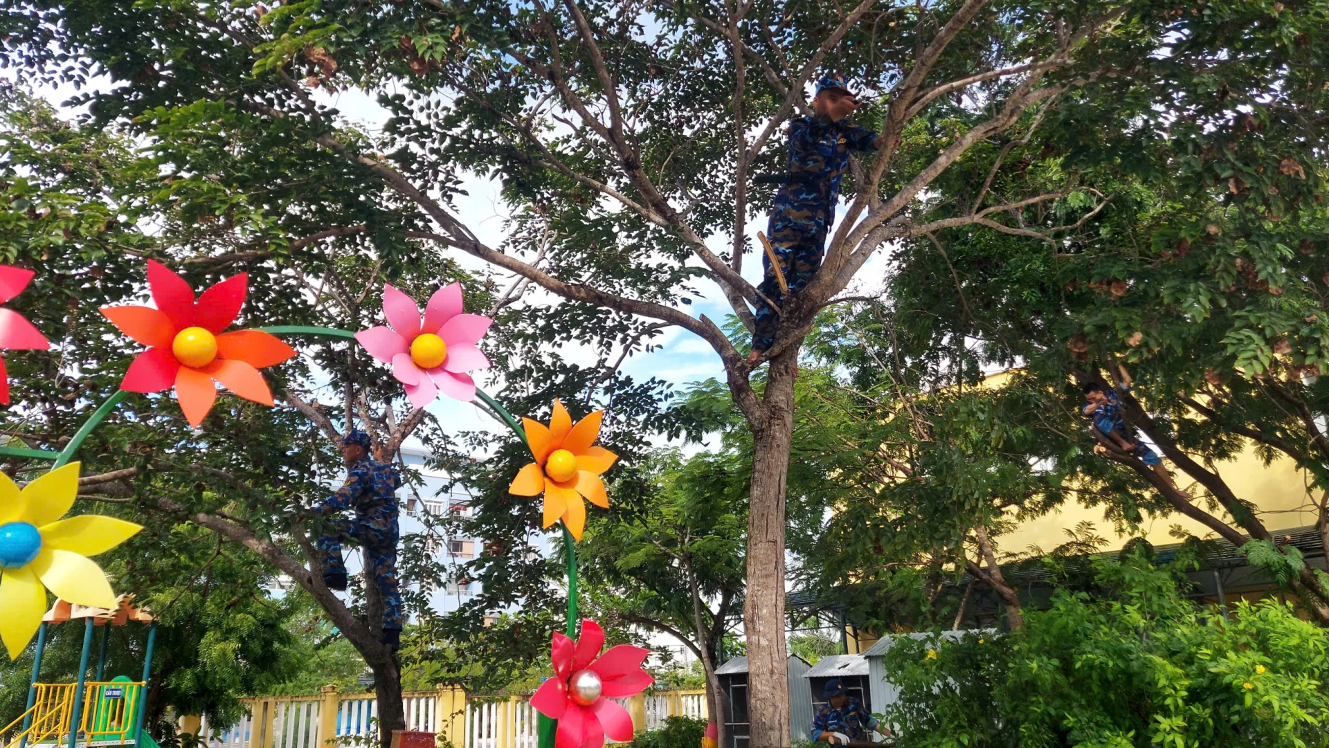Tiểu đoàn 458 (Vùng 4 Hải quân) hỗ trợ Trường mần non căn cứ Cam Ranh cắt cành cây phòng chống bão