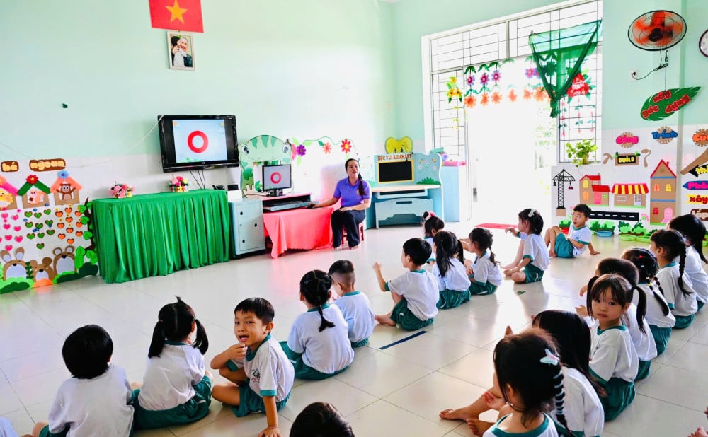 Leraar Tran Thi Thu Van past informatietechnologie actief toe in de klas.