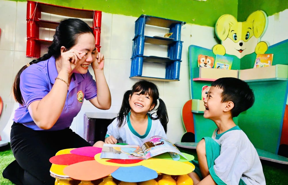 Leraar Tran Thi Thu Van past informatietechnologie actief toe in de klas.