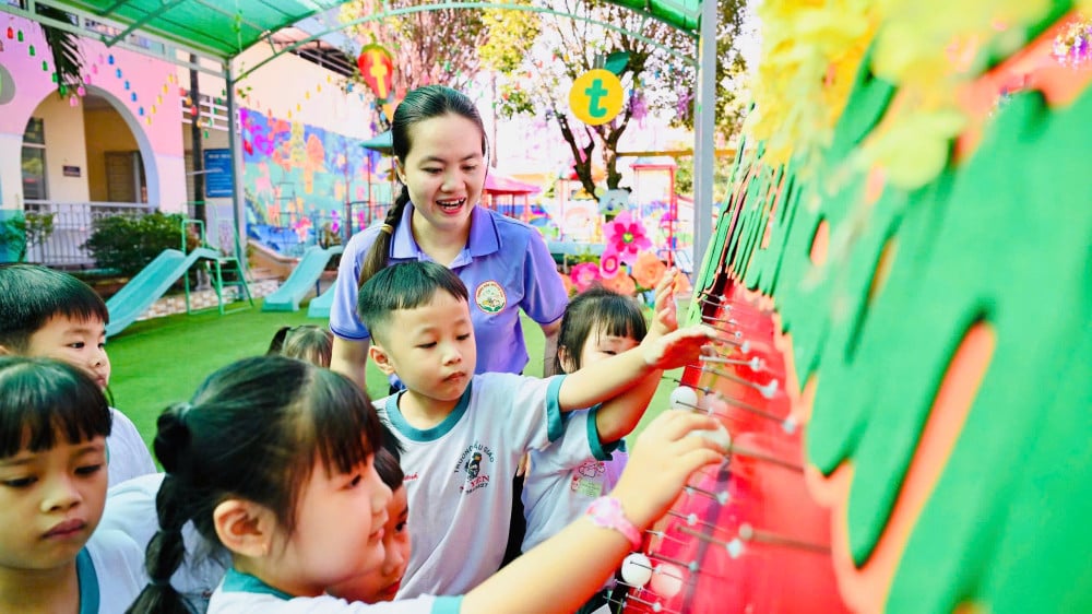 Leraar Tran Thi Thu Van past informatietechnologie actief toe in de klas.