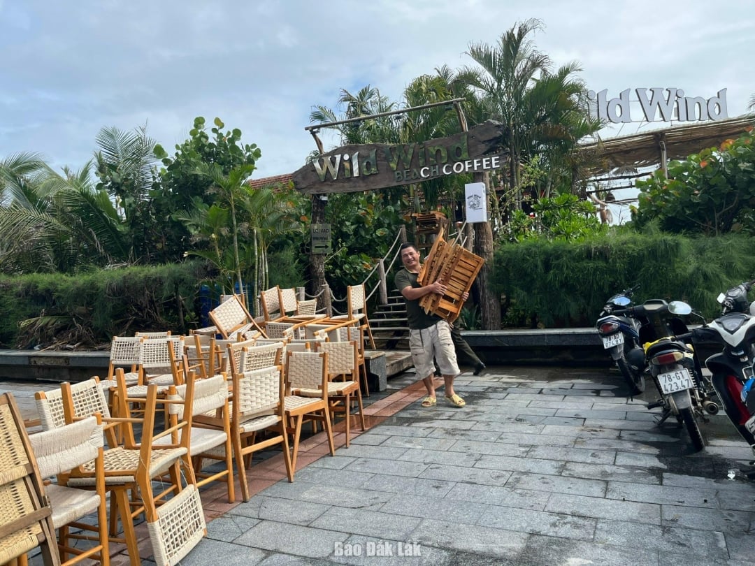 Gospodăriile de afaceri din zona de coastă Tuy Hoa își adună forțele pentru a respecta interdicția locală de a naviga pe plajă. Foto: Minh Duyen