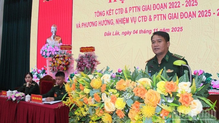 ທ່ານພັນເອກ Ro Lan Ngan, ຮອງຜູ້ບັນຊາການການເມືອງປ້ອງກັນຊາຍແດນແຂວງ ກ່າວຄຳເຫັນທີ່ກອງປະຊຸມ. ndo_br_img-0648-1298.jpg