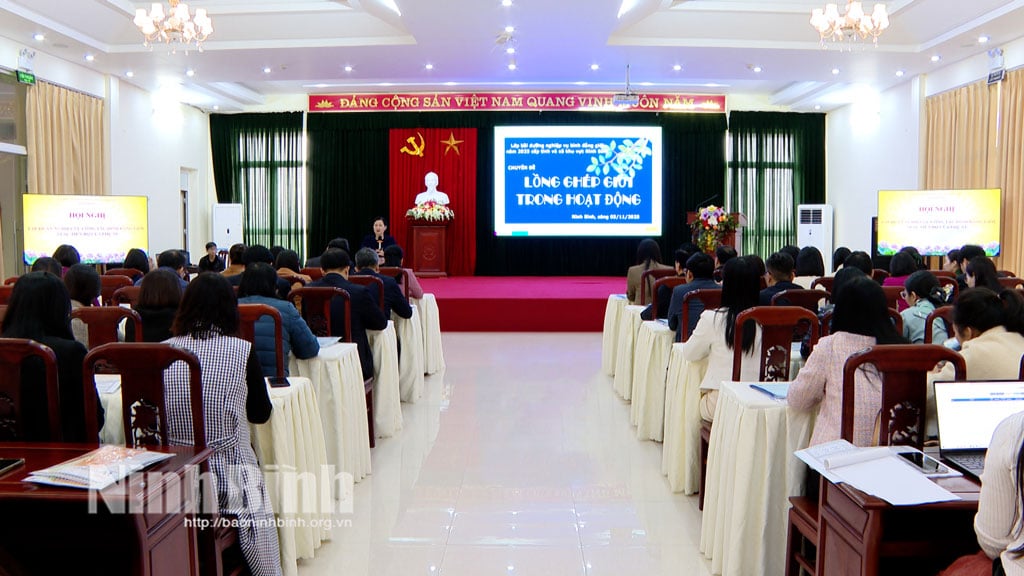 ក្រុមការងារដែលធ្វើការលើសមភាពយេនឌ័រ និងការលើកកម្ពស់ស្ត្រី ត្រូវបានសាស្ត្រាចារ្យជូនដំណឹងអំពីខ្លឹមសារសំខាន់ៗលើប្រធានបទ