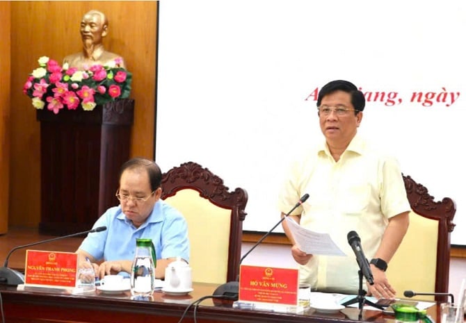 Chairman of the Provincial People's Committee Ho Van Mung spoke and directed to accelerate the disbursement of public investment capital from now until the end of the year to reach 100% of the target. Chủ tịch UBND tỉnh Hồ Văn Mừng phát biểu chỉ đạo đẩy nhanh giải ngân vốn đầu tư công từ nay đến cuối năm phải đạt 100% chỉ tiêu .