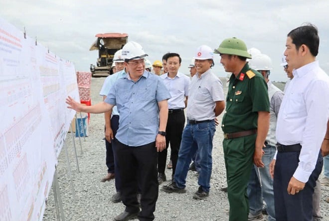 Chairman of the Provincial People's Committee Ho Van Mung inspected the construction progress of project works in the area. Chủ tịch UBND tỉnh Hồ Văn Mừng kiểm tra tiến độ xây dựng các công trình dự án trên địa bàn.