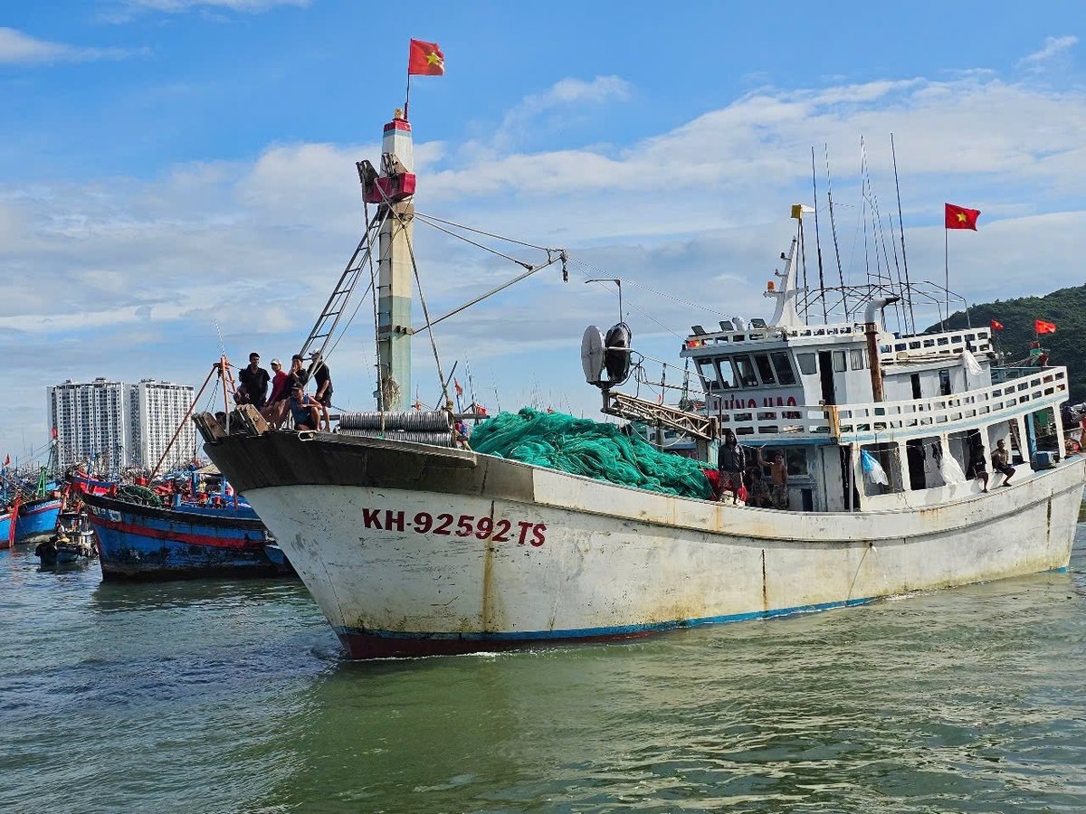 Các tàu đánh bắt xa bờ ở tỉnh Khánh Hòa gấp rút trở cập cảng Hòn Rớ. Ảnh: Kim Sơ.