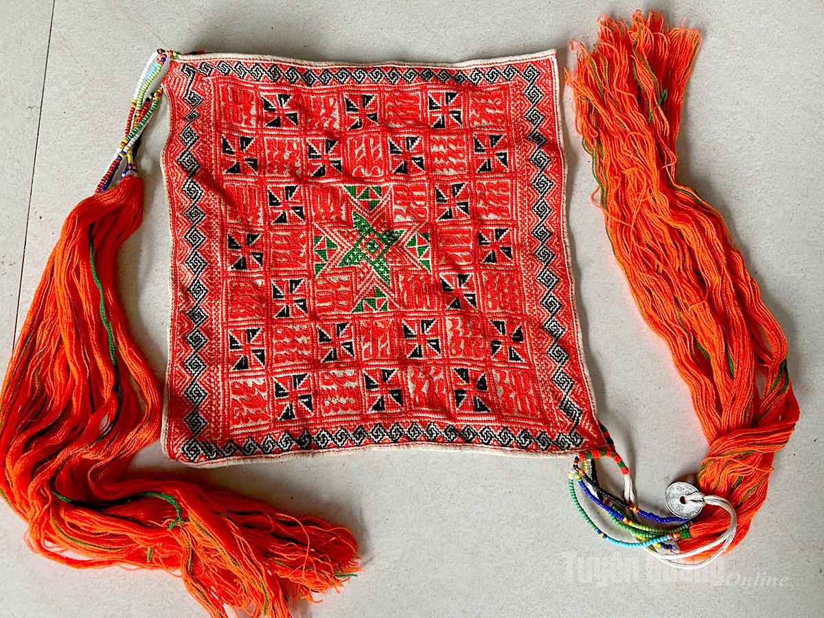 Tudung orang Dao disulam dengan teliti dengan warna merah yang tersendiri.