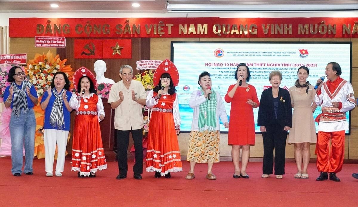 Chương trình văn nghệ chào mừng “Hội ngộ 10 năm thắm thiết nghĩa tình”