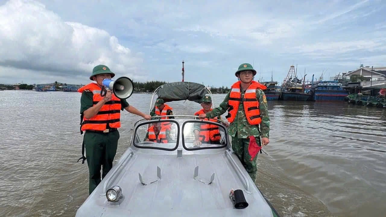 Đồn Biên phòng cửa khẩu cảng Sa Kỳ tổ chức tuần tra, tuyên truyền, vận động ngư dân đưa tàu thuyền, lồng bè nuôi cá vào vị trí neo đậu an toàn