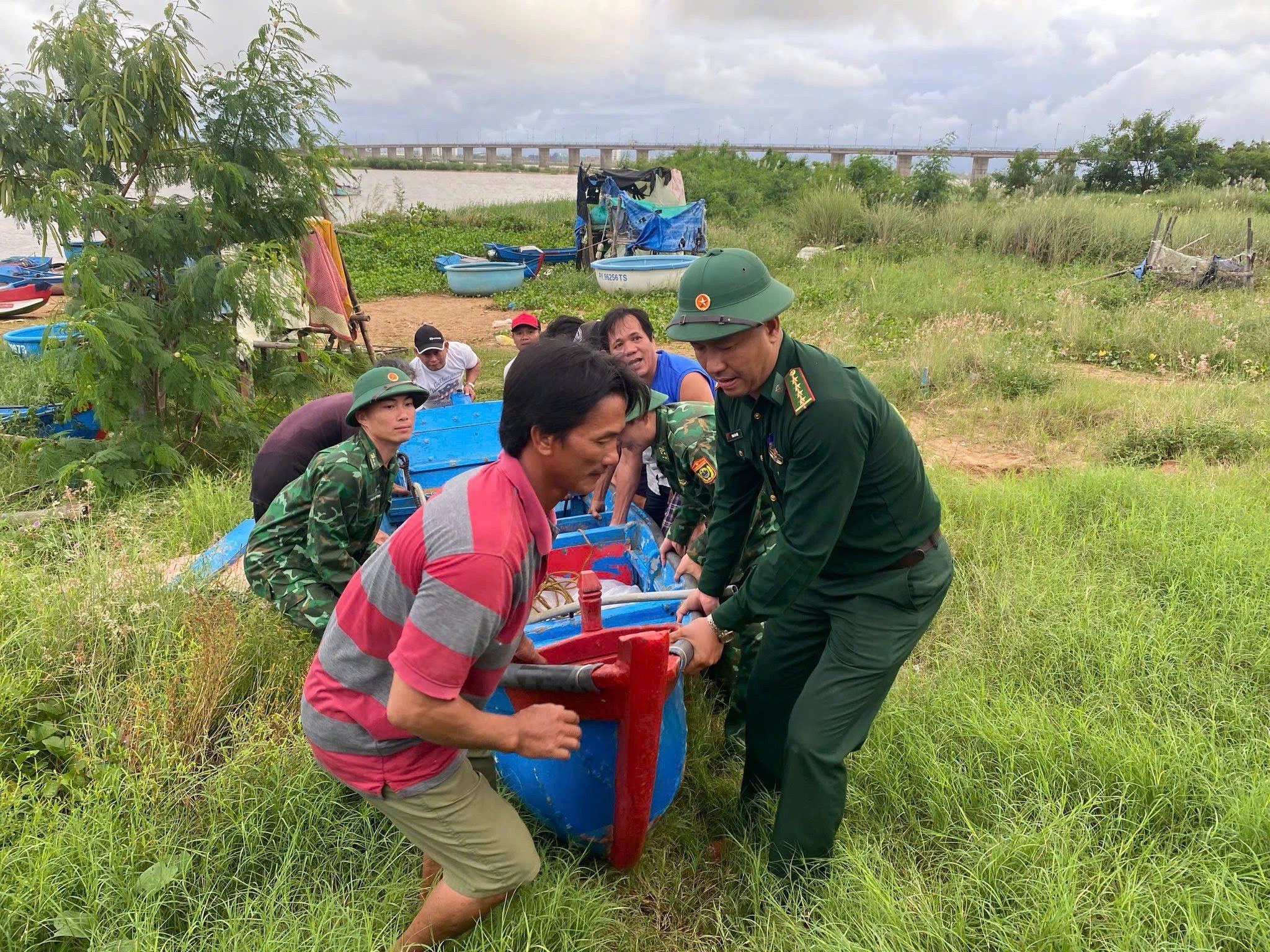 Đồn Biên phòng Tuy Hoà hỗ trợ ngư dân kéo ghe, neo đậu tàu thuyền an toàn trước bão số 13