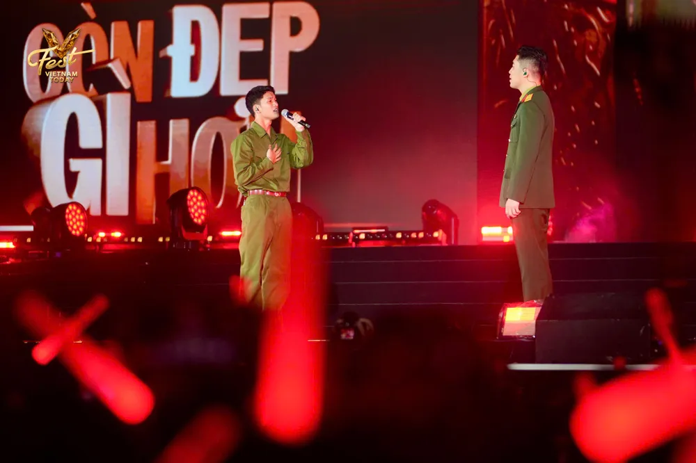 Οι Nguyen Hung και Vu ερμηνεύουν το τραγούδι 